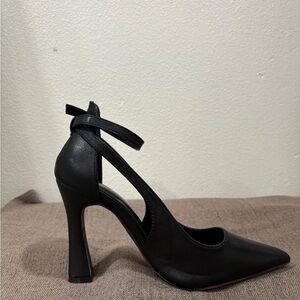 Chic Black Women's Heels with Ankle Strap